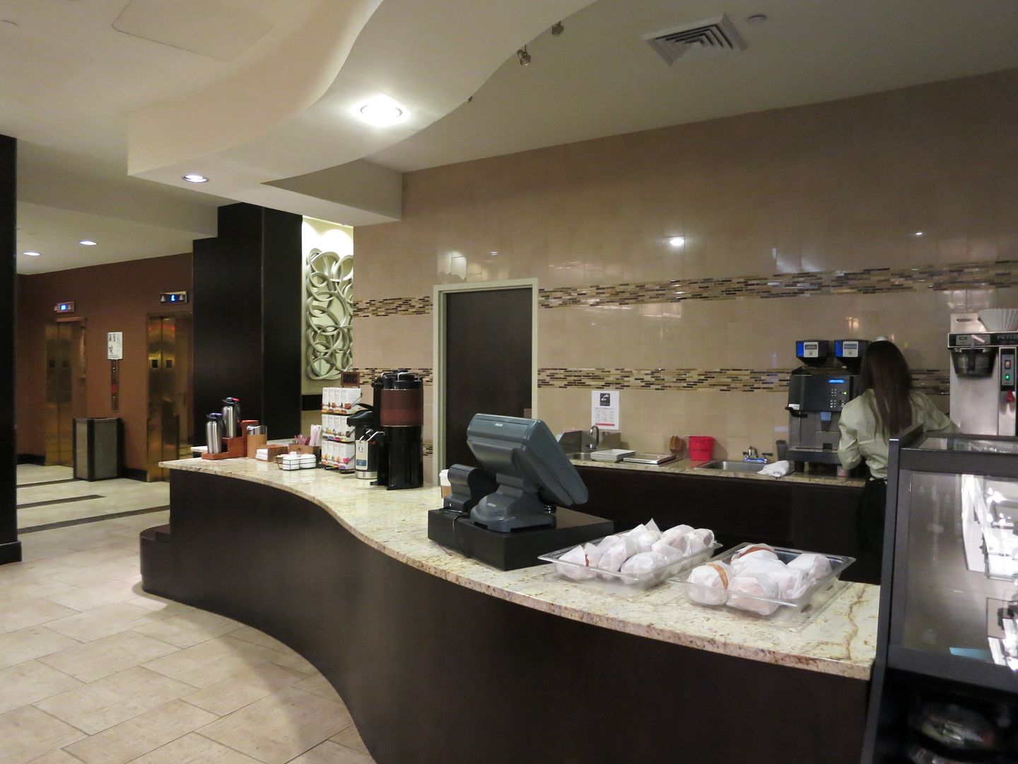 hilton jfk lobby coffee shop