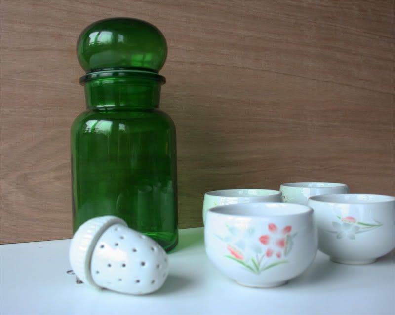 Kringwinkel spullen: groene glazen pot, theebuiltje in de vorm van een eikel, 4 schattige kopjes