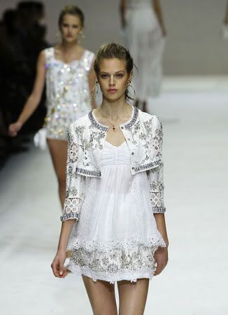 http://i617.photobucket.com/albums/tt259/fashion_news/Dolce--Gabbana-3.jpg?t=1285600213