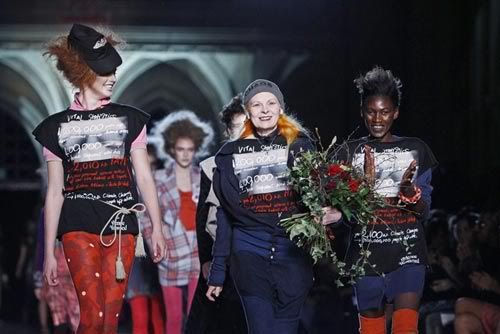 http://i617.photobucket.com/albums/tt259/fashion_news/Vivienne-Westwood-5.jpg?t=1267356935